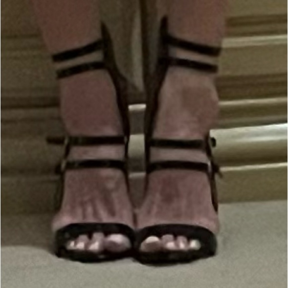 🔥♥️ Black BEBE Croc Embossed Sandals with Patent Leather Straps - Picture 2 of 13